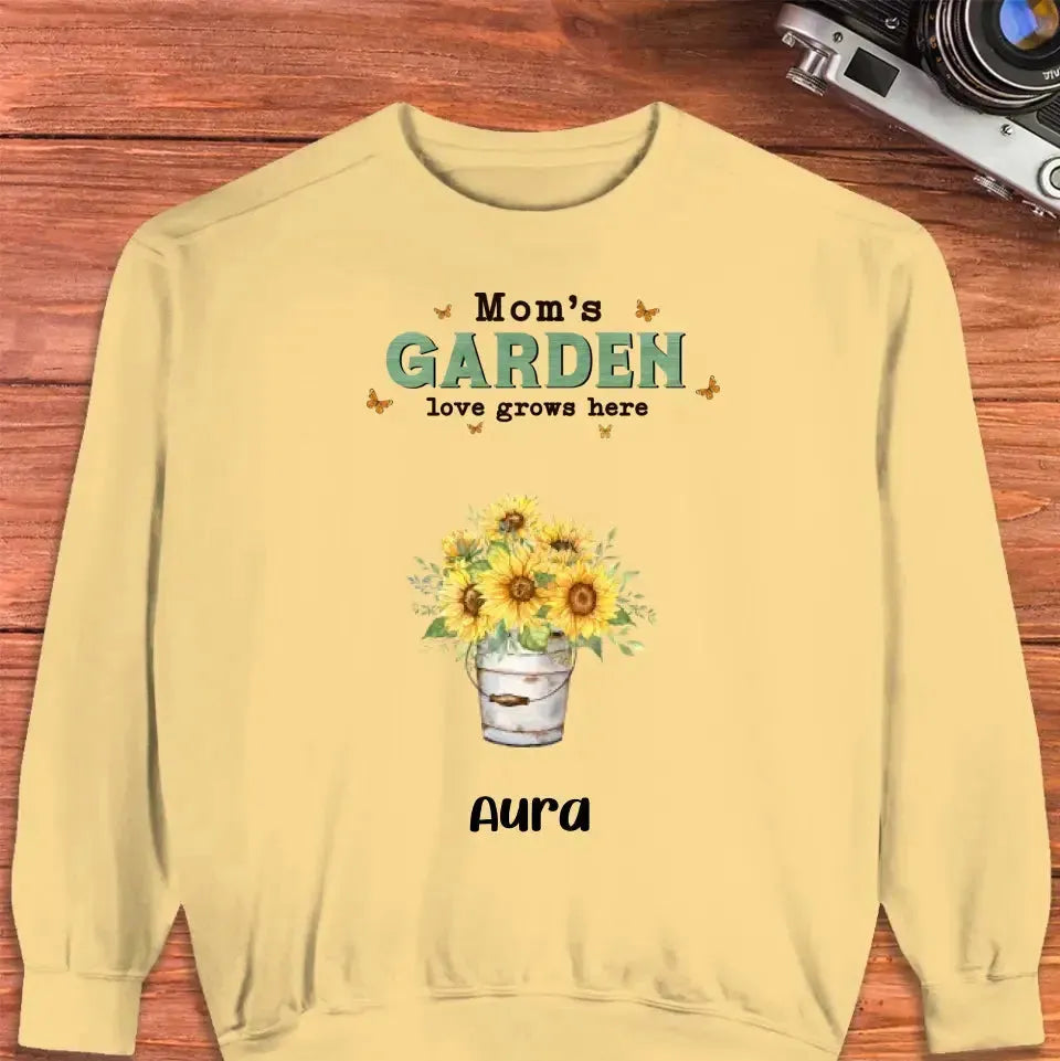 Mom Garden Love Grows Here  - Custom Name - Personalized Gifts For Mom - T-Shirt