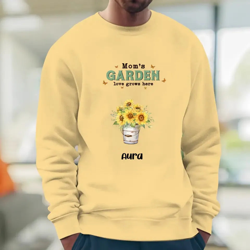 Mom Garden Love Grows Here  - Custom Name - Personalized Gifts For Mom - T-Shirt