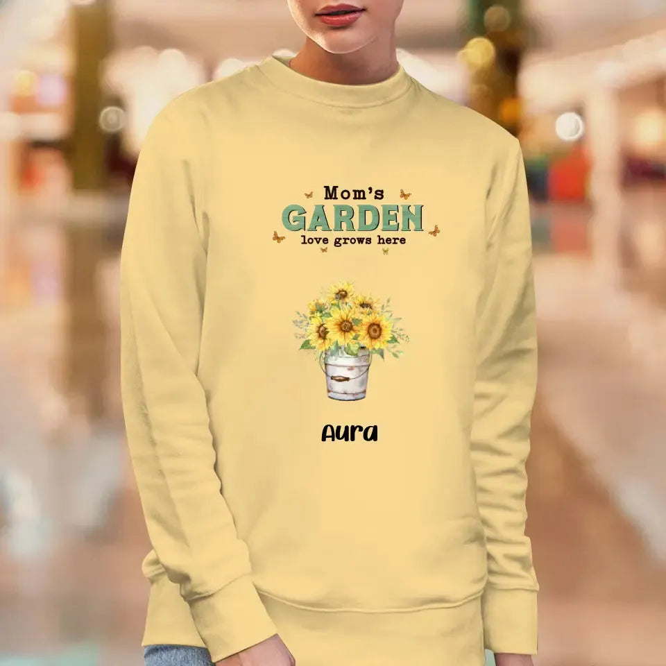 Mom Garden Love Grows Here  - Custom Name - Personalized Gifts For Mom - T-Shirt