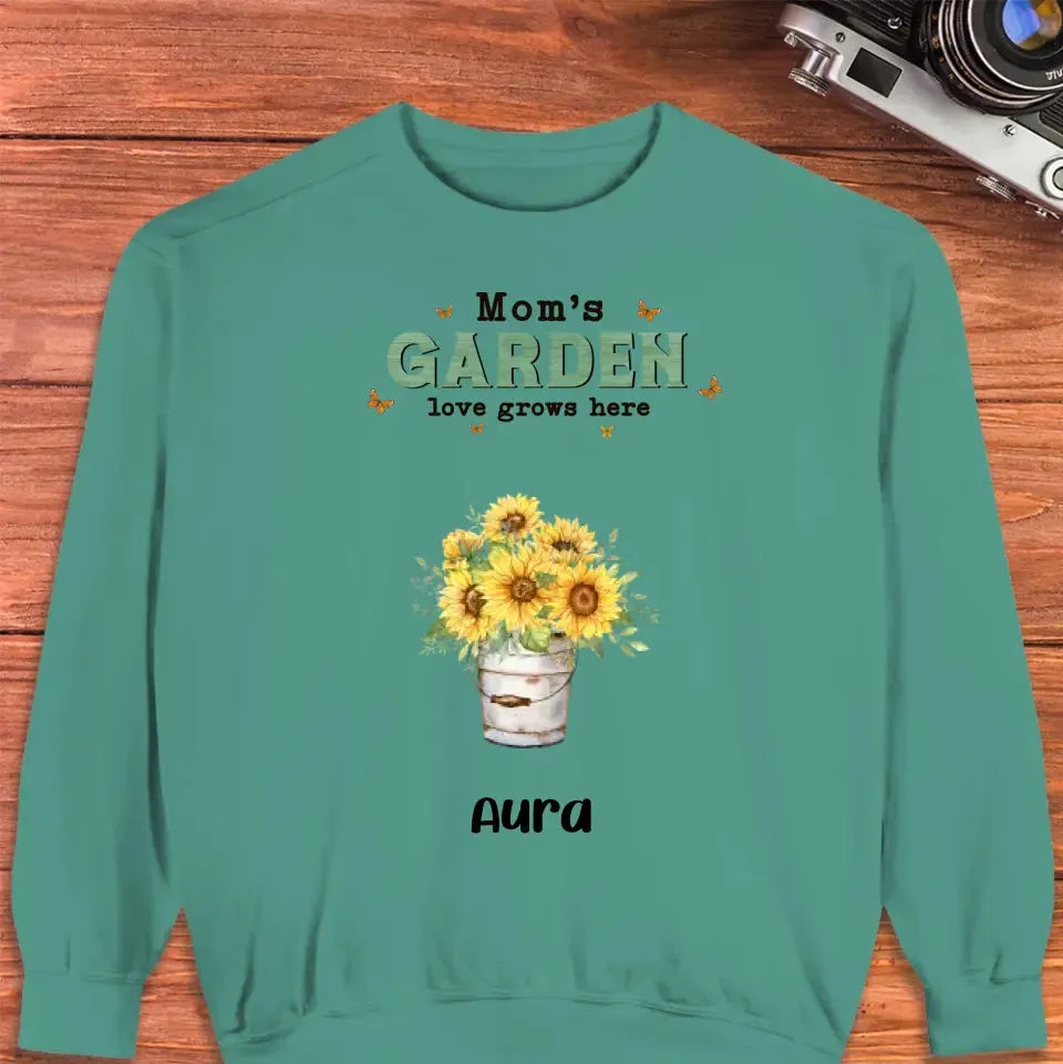 Mom Garden Love Grows Here  - Custom Name - Personalized Gifts For Mom - T-Shirt