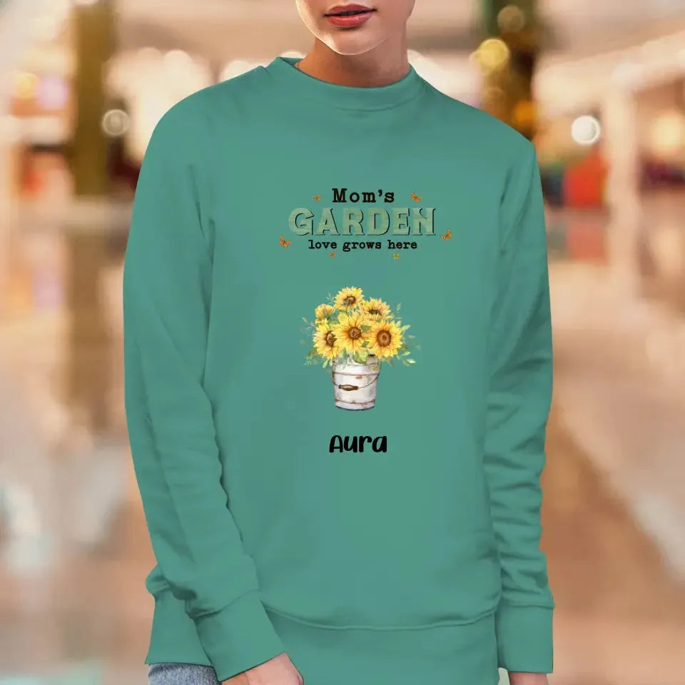 Mom Garden Love Grows Here  - Custom Name - Personalized Gifts For Mom - T-Shirt