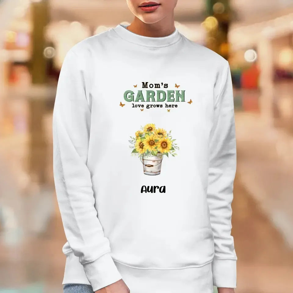 Mom Garden Love Grows Here  - Custom Name - Personalized Gifts For Mom - T-Shirt